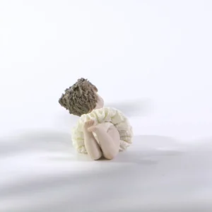 Statua in porcellana Ada Petipa, bimba ballerina in tutù di pizzo stesa a terra sulla pancia con due codine alte.
