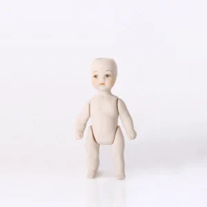 Bambolina in porcellana biscuit con testa fissa, braccia e gambe mobili, altezza 10,5 cm.