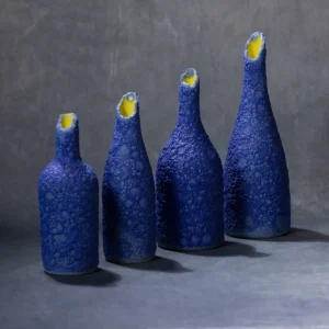 Bottiglie in porcellana Aphrós in smalto blu dal collo rotto.