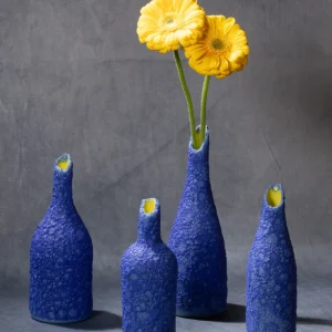 Bottiglie in porcellana Aphrós in smalto blu dal collo rotto con dei fiori gialli