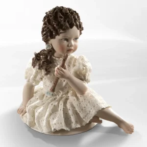 Statua in porcellana di bimba con flauto, abito in pizzo e maniche a palloncino, seduta su base circolare.