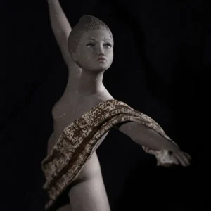 Statua con base in gres dalla trama grezza e contrasto di colore, ispirata alla semplicità della vita pastorale.