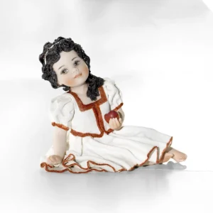 Statua in porcellana di Biancaneve con abito bianco, maniche a palloncino e mela in mano.