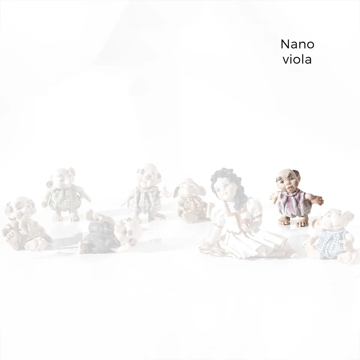 Statua in porcellana del Nano Viola con capelli marroni, chino in avanti come per chiedere un bacio a Biancaneve.