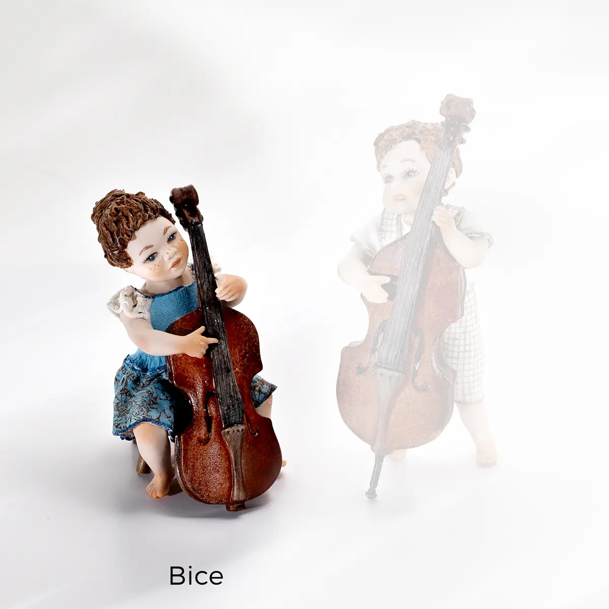 Violoncellista Bice con completino azzurro e maniche in pizzo.
