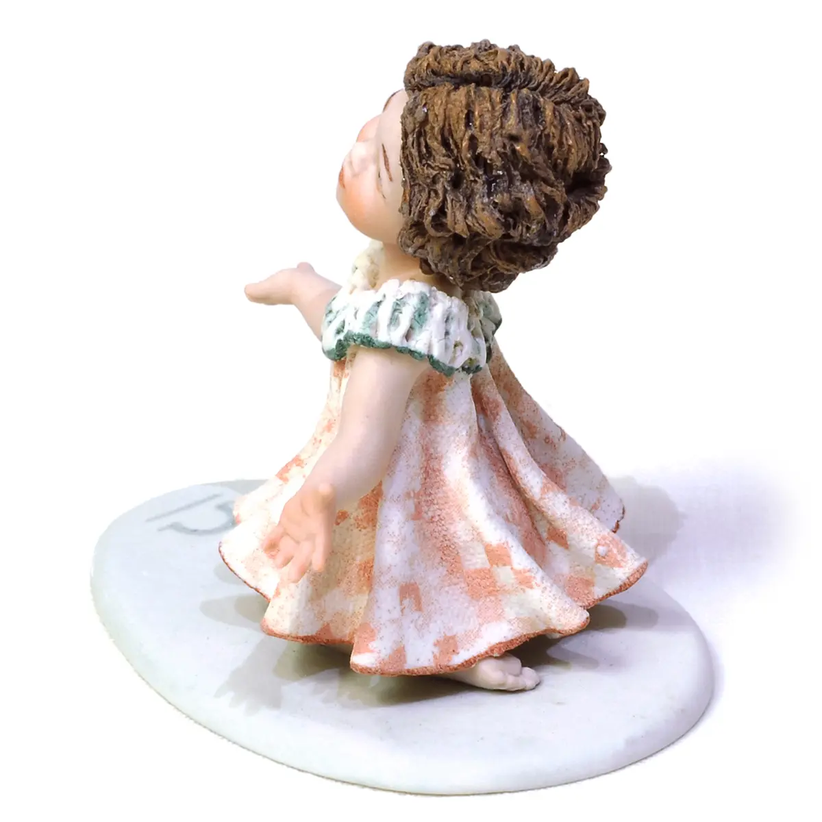Statua in porcellana mini Bilancia di Sibania con abito rosa e verde smeraldo rifinito in trina.