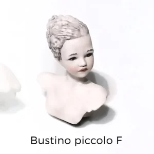 Piccolo bustino Sibania in porcellana raffigurante un mezzobusto femminile.