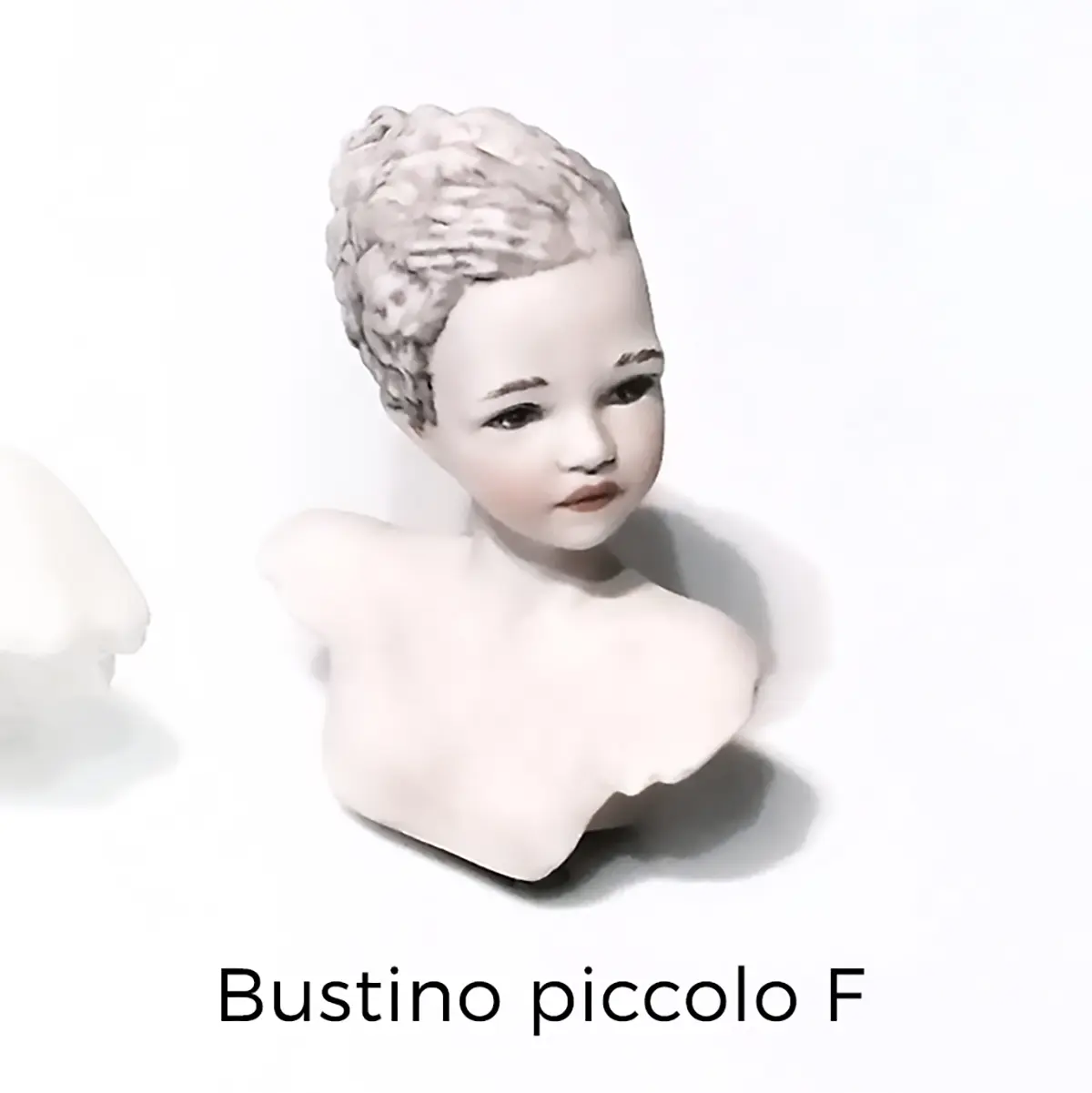 Piccolo bustino Sibania in porcellana raffigurante un mezzobusto femminile.