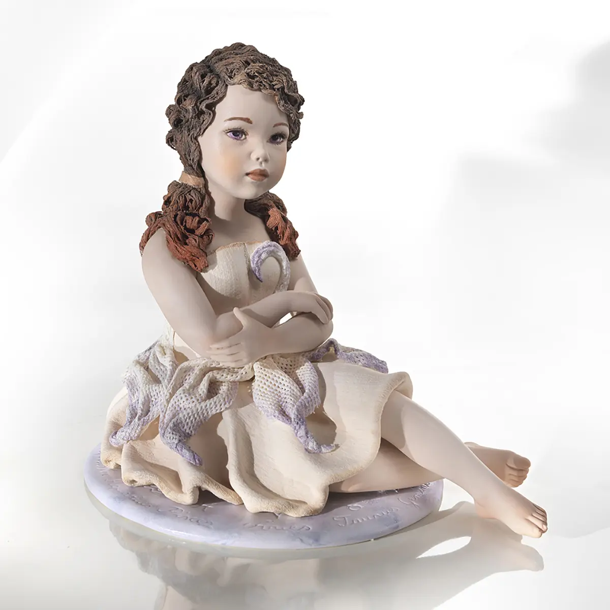 Statua in porcellana del Cancro di Sibania in abito rosa e bianco con dettagli in tulle e capelli castani in due code.