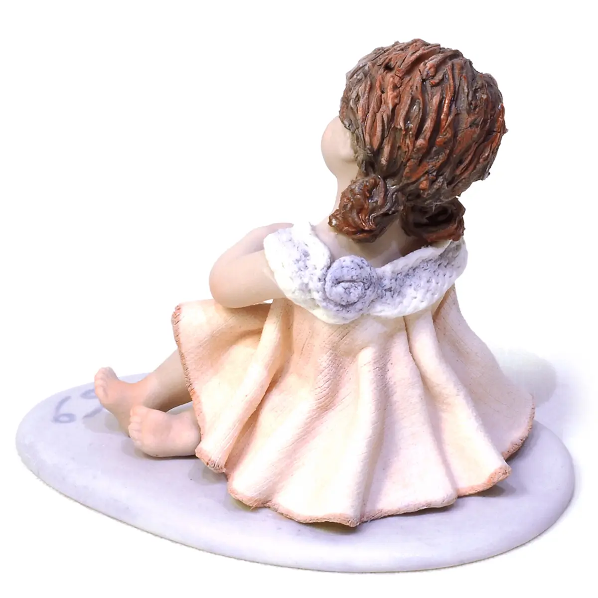 Statua in porcellana del mini Cancro dello Zodiaco con abito bianco e rosa tenue e code rosse.