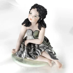 Statua in porcellana del Capricorno di Sibania con abito nero e verde scuro, capelli neri con boccoli e base verde.
