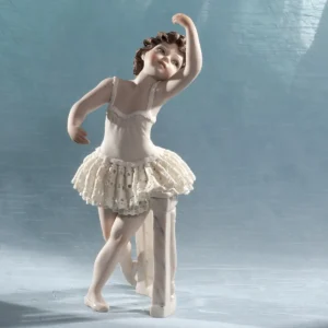 Statua in porcellana di ballerina in tutù di pizzo appoggiata a una balaustra, con fiocco e scarpette bianche.