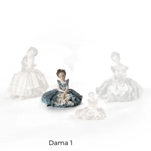 Damina veneziana del '700 in porcellana, seduta con abito azzurro, inserti in pizzo bianco e fiocchetto nei capelli.