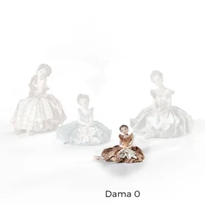 Statua in porcellana di damina veneziana del '700 seduta, con abito rosa, pizzo bianco e chignon con fiocchetto rosa.