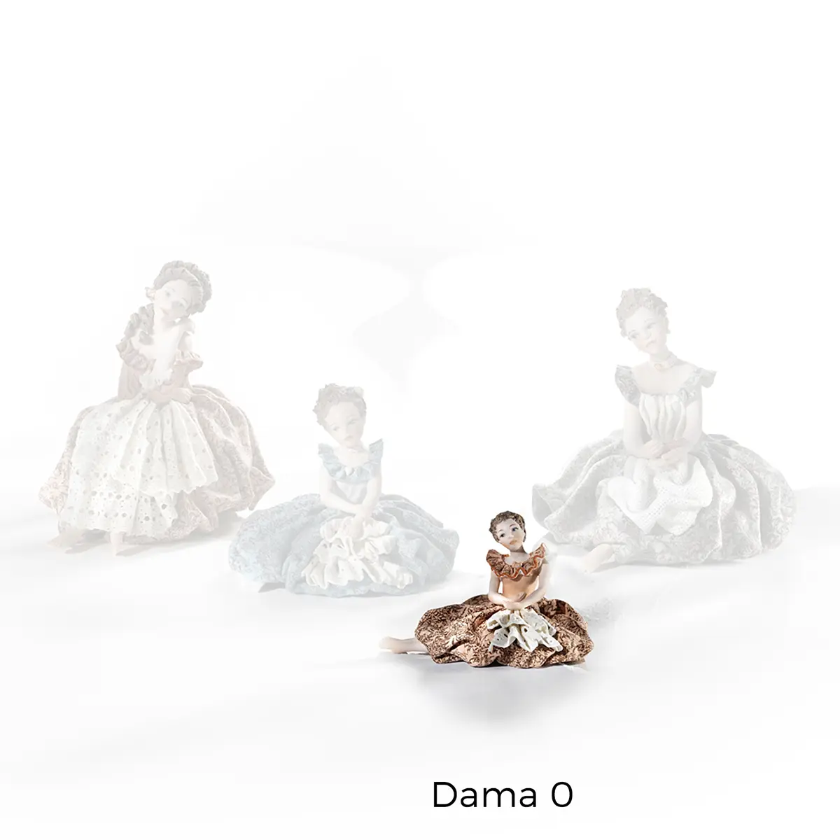 Statua in porcellana di damina veneziana del '700 seduta, con abito rosa, pizzo bianco e chignon con fiocchetto rosa.