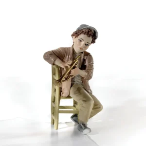 Statua in porcellana di trombettista jazz in giacca nocciola e berretto grigio, seduto su una sedia verde.