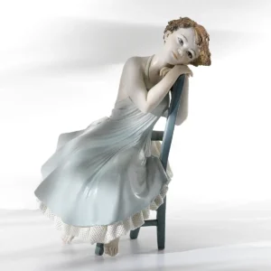 Statua in porcellana di donna in abito azzurro seduta su sedia turchese con mani sullo schienale, modello Dolci Ricordi.