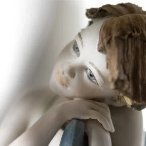 Dettaglio della statua Dolci Ricordi dipinta a mano