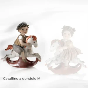 Statua in porcellana di un bimbo su cavallino a dondolo con cappello, gilet senape e pantaloncini a quadretti.