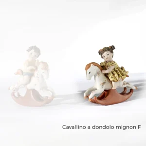 Statua in porcellana di bimbo su cavallino a dondolo, con t-shirt gialla e pantaloncini in jeans.