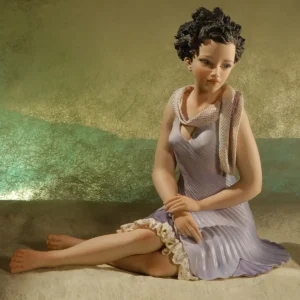 Statua in porcellana di donna in abito glicine con pizzo, sciarpa in tulle e capelli corti neri, seduta di lato.