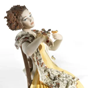 Dettaglio della statua farfalle d'estate raffigurante una donna con i capelli corti