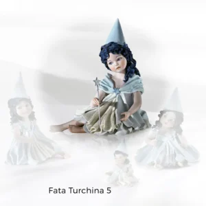 Statua in porcellana di Fata Turchina seduta a terra con le gambe di lato e bacchetta magica argentata.