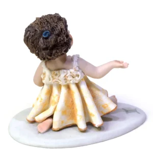 Statua in porcellana dei mini Gemelli Sibania con abito giallo e fiore blu tra i capelli.