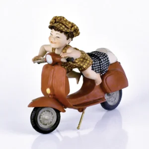 Statua in porcellana di bimbo su Vespa rossa con salopette in pied de poule giallo e marrone e berretto abbinato.