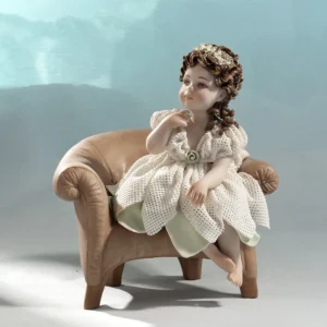 Statua in porcellana di Giulietta seduta in poltrona con abito in tulle verde acqua e rosellina.