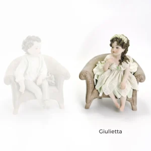 Statua in porcellana di Giulietta seduta in poltrona con abito in tulle verde acqua e coroncina.