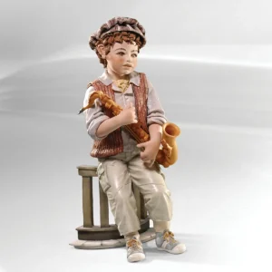 Statua in porcellana di un giovane sassofonista con sax, gilet mattone e berretto scozzese appoggiato a balaustra rossa.