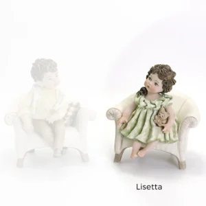 Statua in porcellana Lisetta: bimba in abito verde pastello seduta su poltroncina bianca con orsetto nocciola in braccio.