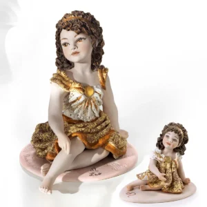 Statue in porcellana Sibania del Leone e Mini Leone dello Zodiaco, con abiti nei toni oro e ocra e dettagli in pizzo.