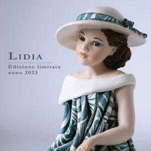 Statua in porcellana Lidia di Sibania in abito blu navy e bianco, con ampio cappello e base a mezzaluna giallo ocra.