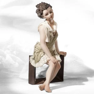 Statua in porcellana di donna in abito verde oliva con pizzo e scialle bianco, seduta su panca scura.