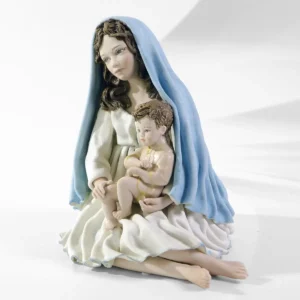 Statua in porcellana della Madonna con Gesù Bambino, abito bianco, velo azzurro e casacchina color crema.