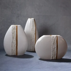 Vaso in porcellana Maia con inserto in pizzo, dipinto a mano con striscia d'oro.
