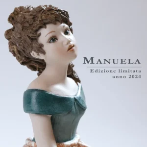 Statua in porcellana Manuela di Sibania, seduta su uno sgabello con gonna rosa, bustino blu di prussia e pochette.