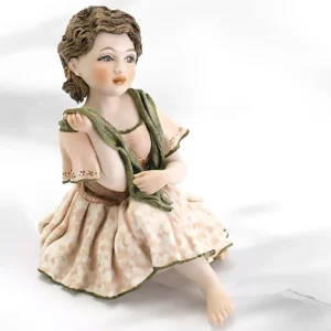 Statua in porcellana Marica in abito rosa e sciarpa verde, con rosellina tra i capelli raccolti in uno chignon.