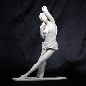 Statua in porcellana bianca con nastro a trame fini che avvolge una danzatrice.