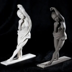 Statua in porcellana e gres Metis di Sibania, raffigurante una danzatrice delle collezioni Pure e Raw. Altezza 33 cm.