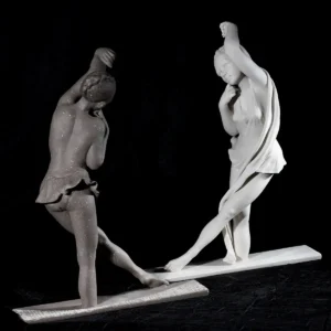Statua in porcellana Metis della serie Pure e Raw di Sibania raffigurante una danzatrice.