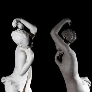 Statua della danzatrice Metis di Sibania in porcellana e gres, serie Pure e Raw.