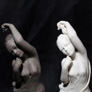Statua in ceramica e porcellana Metis di Sibania, danzatrice delle collezioni Pure e Raw. Altezza 33 cm.