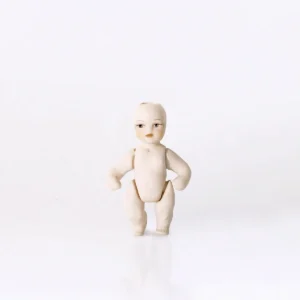 Bambolina in porcellana biscuit con braccia e gambe mobili, altezza 7 cm.
