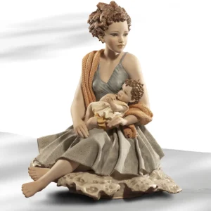 Statua in porcellana di mamma con bimbo in braccio, abito carta da zucchero e gonna tortora con scialle salmone.