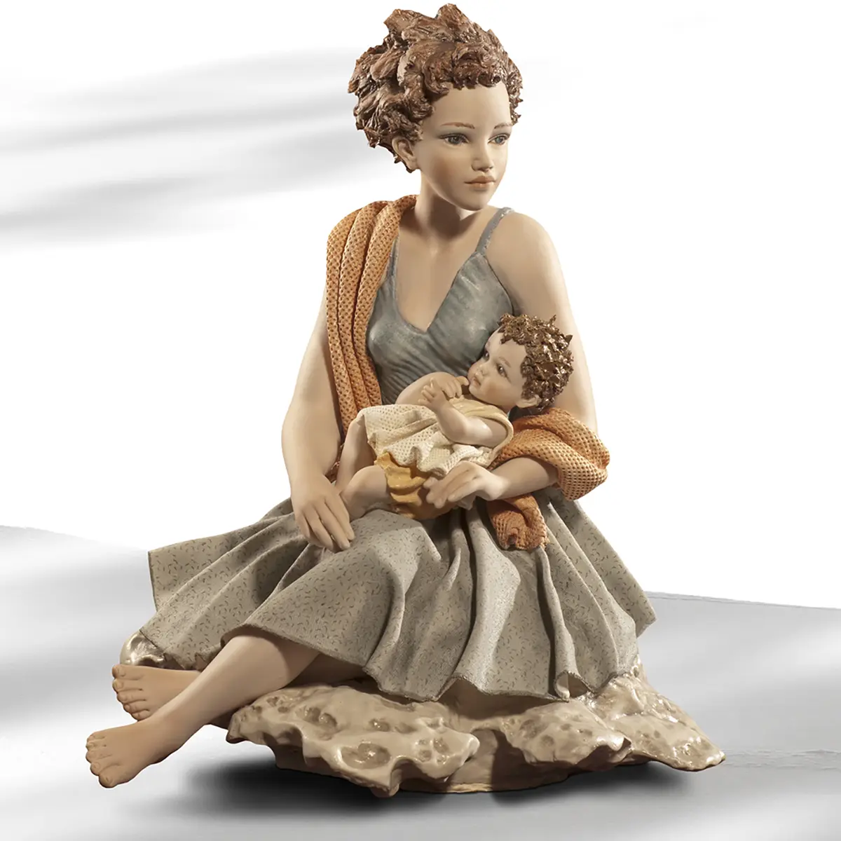 Statua in porcellana di mamma con bimbo in braccio, abito carta da zucchero e gonna tortora con scialle salmone.