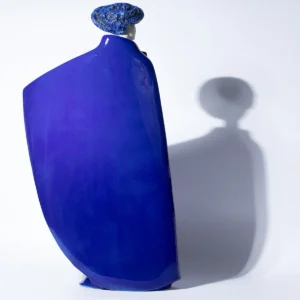 Statua di Ninsun in porcellana in abito azzurro accompagnata dalla Tigre blu.