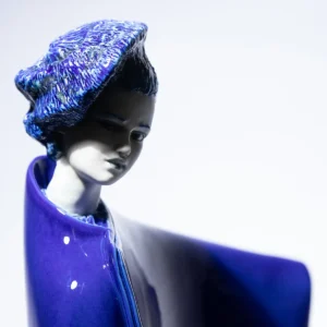Statua in porcellana Ninsun in abito azzurro e Tigre blu, figura della mitologia sumera.